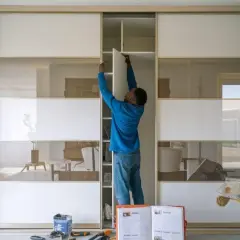 Samodzielne Drzwi Przesuwne: Poradnik DIY Krok po Kroku