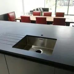 Blat granitowy: ile kosztuje? Poznaj wszystkie składowe ceny