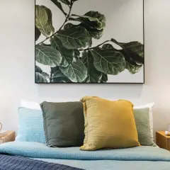 Co zamiast szafki nocnej? 30+ stylowych i praktycznych inspiracji