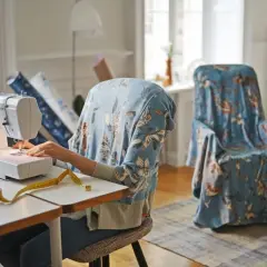 Uszyj pokrowiec na krzesło z gumką: prosty przewodnik DIY