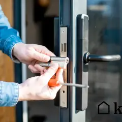 Wymiana zamka w drzwiach krok po kroku: Poradnik DIY i oszczędność