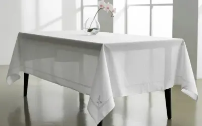 Idealny obrus do salonu: przewodnik po rozmiarach, materiałach i trendach