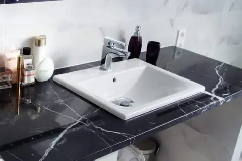 Jaki otwór w blacie pod umywalkę? Precyzyjny montaż