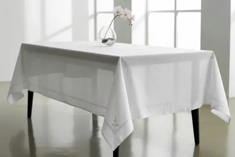 Idealny obrus do salonu: przewodnik po rozmiarach, materiałach i trendach