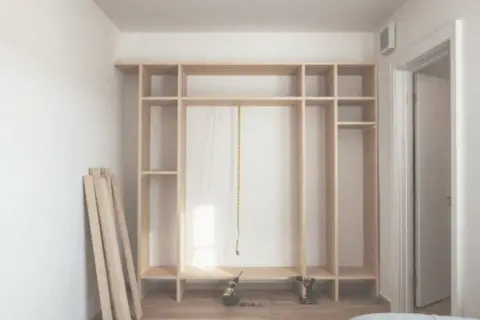 Jak zrobić szafkę krok po kroku? Praktyczny poradnik DIY