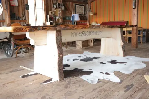 Stół z bali: Przewodnik DIY Jak zrobić krok po kroku?