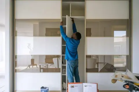 Samodzielne Drzwi Przesuwne: Poradnik DIY Krok po Kroku