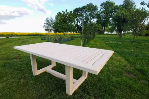 Jak zrobić stół ogrodowy z desek? Poradnik DIY krok po kroku
