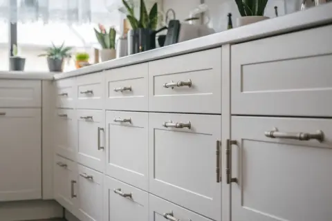 Uchwyty do kuchni: Jak wybrać idealne? Poradnik i trendy