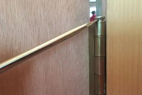 Regulacja drzwi krok po kroku: Jak samemu naprawić problemy?