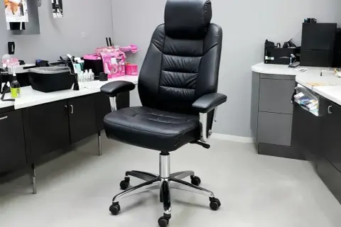 Krzesło dla stylistki paznokci: wybierz ergonomiczne dla zdrowia