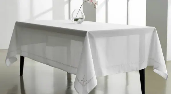 Idealny obrus do salonu: przewodnik po rozmiarach, materiałach i trendach
