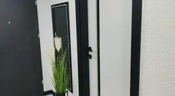 Białe drzwi: Jak skutecznie czyścić i przywrócić im biel?