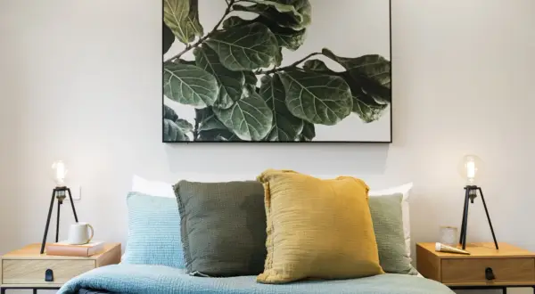 Co zamiast szafki nocnej? 30+ stylowych i praktycznych inspiracji