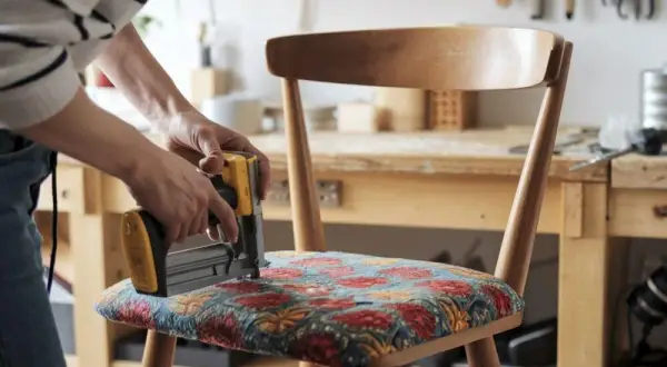 Jak obić krzesło? Kompletny poradnik DIY krok po kroku