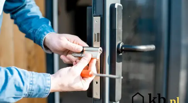 Wymiana zamka w drzwiach krok po kroku: Poradnik DIY i oszczędność