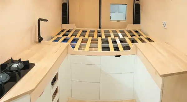 Meble do przyczepy kempingowej DIY: Lekkie, funkcjonalne i tanie