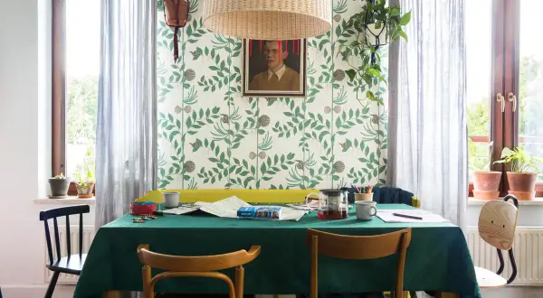 Stół w salonie: Stylowe dekoracje i inspiracje na miarę Twoich potrzeb