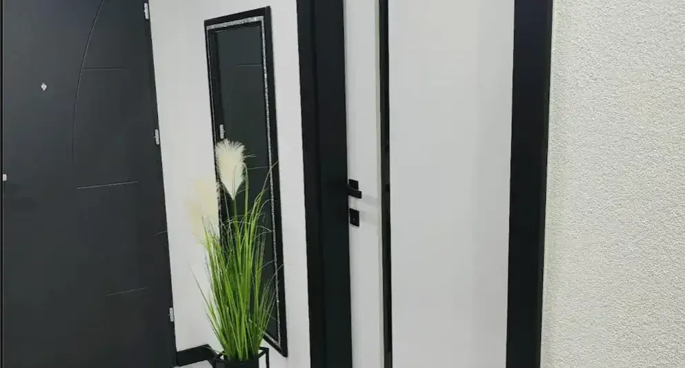 Białe drzwi: Jak skutecznie czyścić i przywrócić im biel?