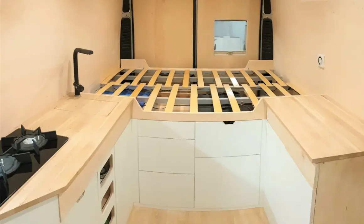 Meble do przyczepy kempingowej DIY: Lekkie, funkcjonalne i tanie