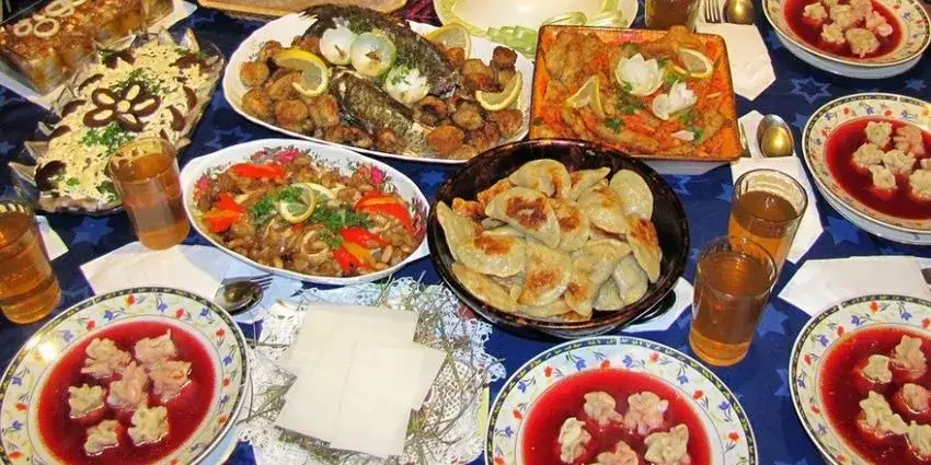 tradycyjny polski stół wigilijny potrawy