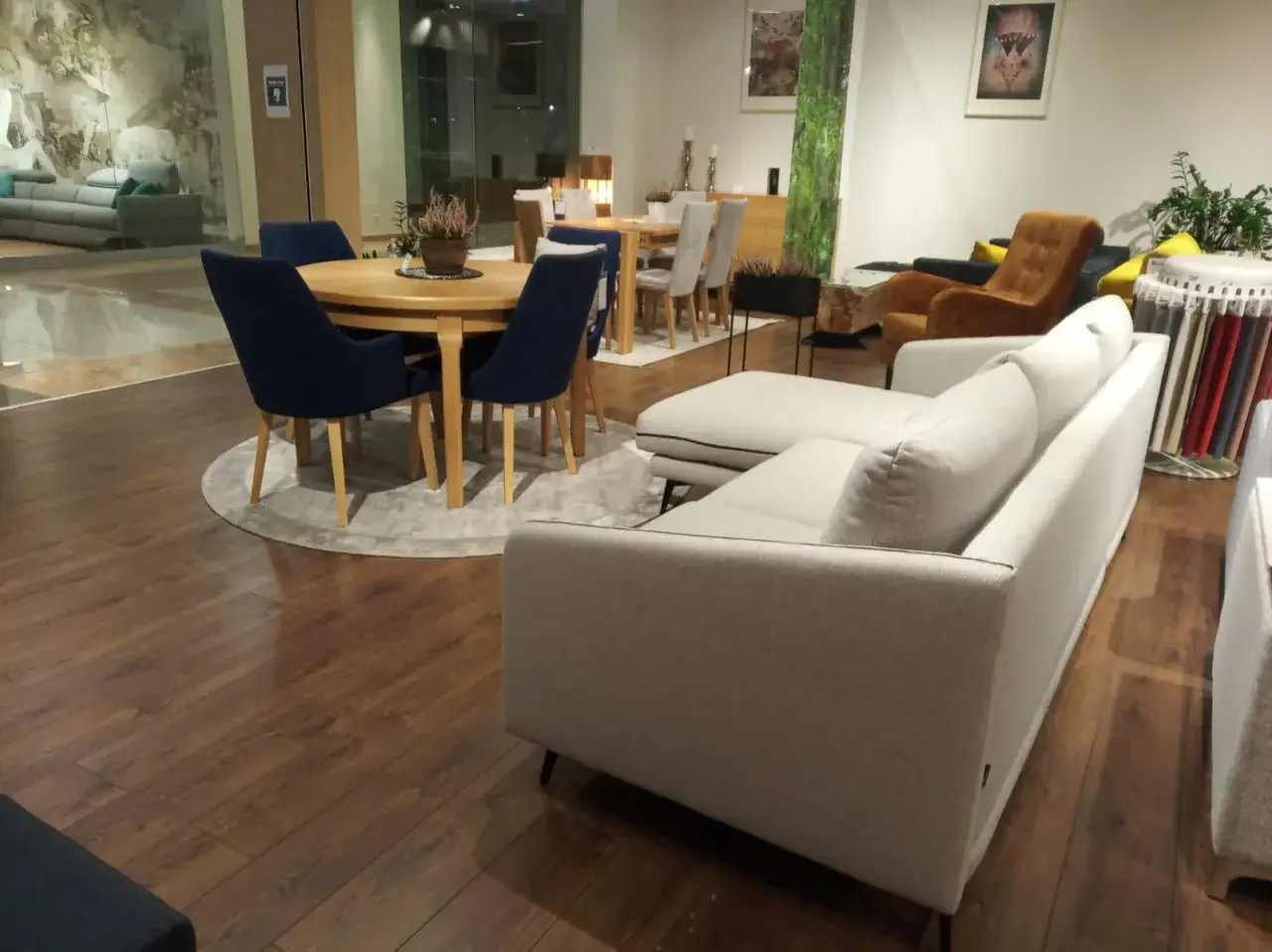 różne style krzeseł i kanap w salonie