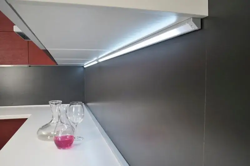 Rodzaje profili LED pod szafki kuchenne