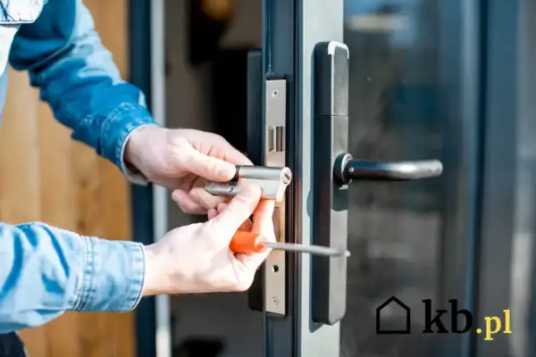 Wymiana zamka w drzwiach krok po kroku: Poradnik DIY i oszczędność