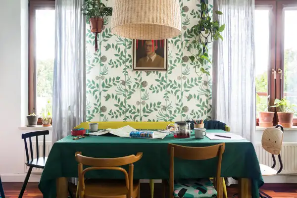 Stół w salonie: Stylowe dekoracje i inspiracje na miarę Twoich potrzeb